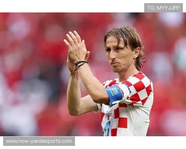 足球巨星风采尽显高清正面图展示经典瞬间与球场魅力